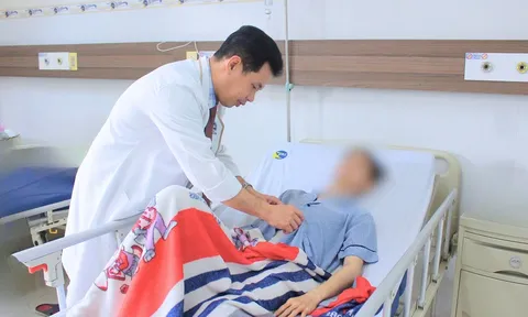 Thức khuya, ăn uống thất thường, nam sinh 17 tuổi thủng ổ loét tá tràng