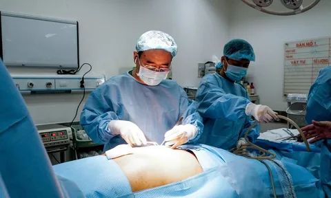 Cắt bỏ khối u dạ dày khổng lồ, bệnh nhân 49 tuổi hồi phục sau một tuần