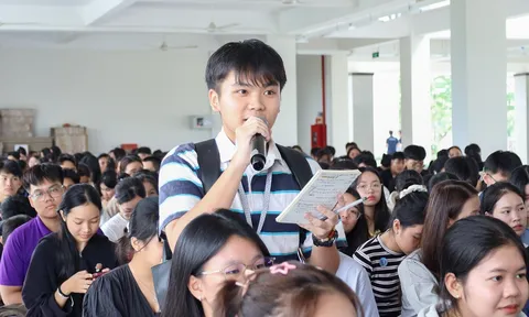 Trường Đại học Luật TP.HCM trang bị ‘hành trang’ an toàn cho tân sinh viên