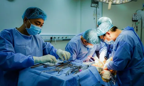 Cứu bé gái 14 tuổi bị khối u trung thất chèn ép khí quản