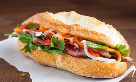 Nghi ngộ độc bánh mì, 40 người nhập viện ở TP.HCM