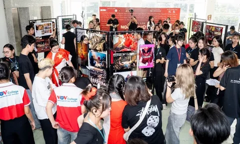 Sinh viên VOV College thắp sáng ‘ngọn lửa văn hóa’ qua dự án ảnh ‘Người Giữ Lửa’