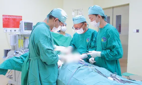 Chủ quan sau té xe, người đàn ông bị vỡ lách độ IV