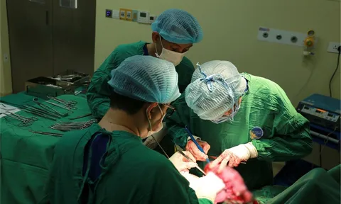 Cắt bỏ khối u vú nặng 2 kg cho phụ nữ Campuchia