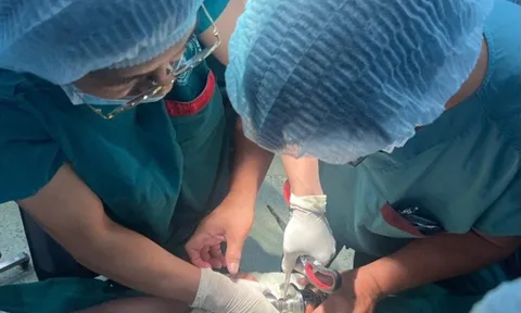 Ê kíp bác sĩ ‘làm thợ sửa khóa’ cứu ngón tay bé trai 5 tuổi