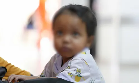 Phẫu thuật cứu bé gái không thể đi cầu suốt 30 tháng đầu đời