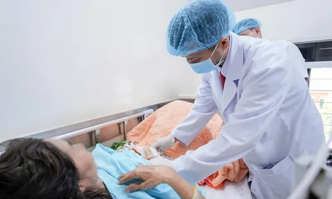 Đau bụng âm ỉ, người phụ nữ phát hiện u tá tràng kích thước lớn