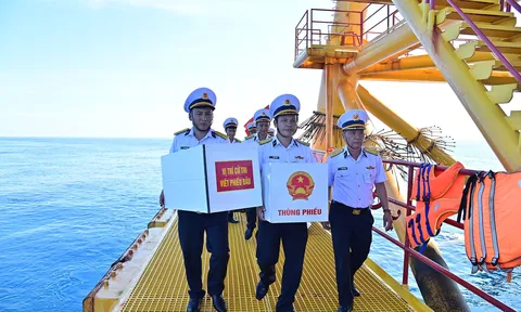 Mang lá phiếu đến với cử tri nơi đầu sóng