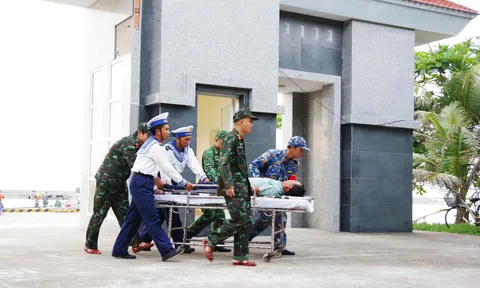 Cấp cứu kịp thời ngư dân bị đột quỵ khi đang lao động trên biển