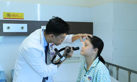 U nhầy xoang sàng chèn ép ổ mắt khiến người phụ nữ lồi mắt suốt một năm