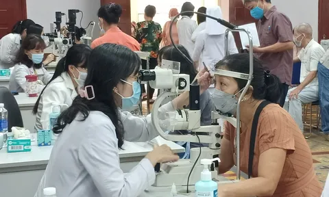 Bệnh viện Mắt TP.HCM khám tầm soát glôcôm miễn phí cho 200 người dân