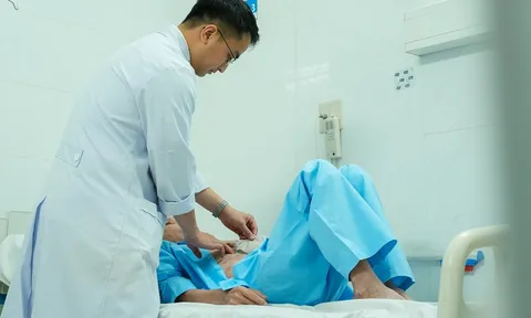 Ba tháng giành lại sự sống cho bệnh nhân thủng dạ dày nguy kịch