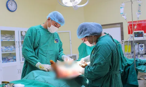 Chạy đua với thời gian giữ lại chân cho nam thanh niên bị xe tải cán