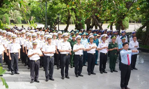 Trường Sa: Dâng hương tưởng niệm các Anh hùng liệt sĩ trước thềm Ngày hội non sông