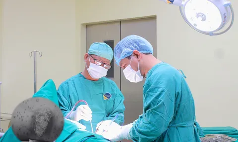 Chủ quan với mụn nhọt, người đàn ông nhập viện với ổ mủ khổng lồ ở lưng