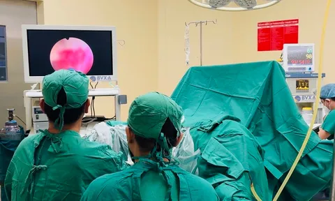 Tiểu ra máu kéo dài, cụ ông 87 tuổi được cứu nhờ tán sỏi bàng quang bằng laser