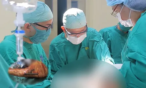 Thanh sắt dài 30 cm đâm xuyên tay nam thanh niên