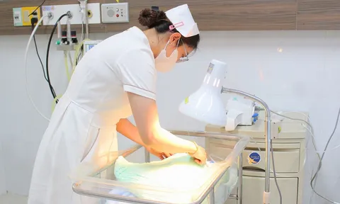 Cứu sống sản phụ tiền sản giật nặng, bé sinh non 1,7 kg chào đời an toàn