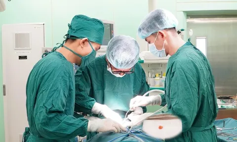 Sưng đau vùng hàm, người phụ nữ phát hiện sỏi tuyến nước bọt lớn