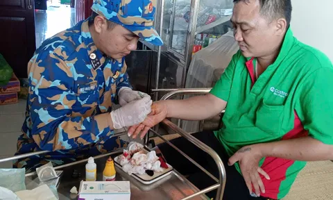 Nhà giàn DK1/7 sơ cứu kịp thời ngư dân gặp nạn trên biển