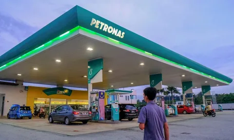 Nhờ chính phủ hỗ trợ, giá xăng RON 95 tại đây đang ở mức rẻ khó tin chỉ 13.000 đống/lít