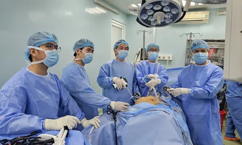 Xuất huyết ruột non hiếm gặp, bác sĩ ‘lần dấu’ ngay trên bàn mổ để cứu bệnh nhân