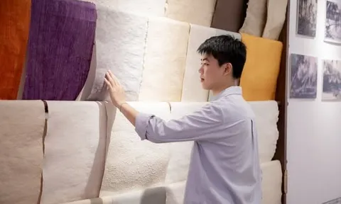 Giấy dó và hành trình chạm đến thế giới qua trải nghiệm của du khách quốc tế