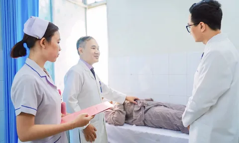 Bé trai 14 tuổi suýt mất tinh hoàn vì âm thầm chịu đau suốt nhiều giờ