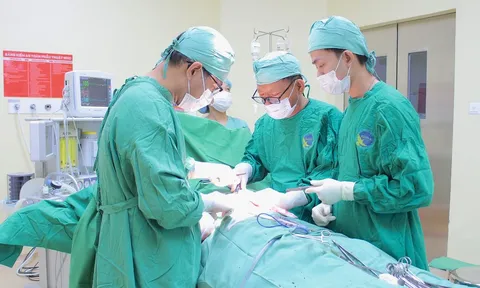 Nam thiếu niên tắc ruột do dính sau mổ thoát vị rốn từ nhỏ
