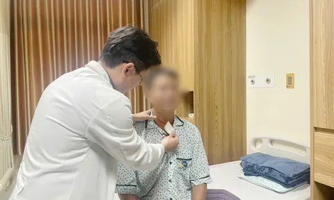 Đau cổ, tê tay kéo dài có thể là dấu hiệu thoát vị đĩa đệm cột sống cổ