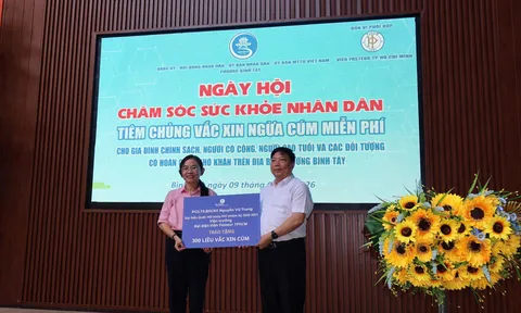 Viện Pasteur TP.HCM trao tặng 300 liều vắc xin cúm cho người dân Bình Tây