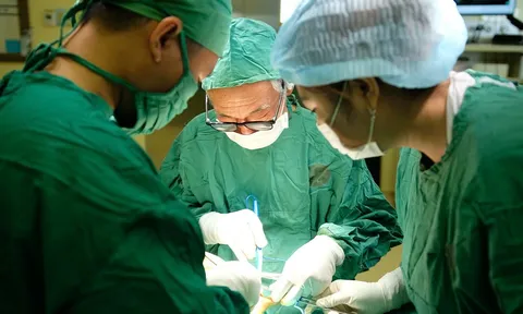 Thừa ngón ở trẻ không đơn giản là cắt bỏ phần ngón dư