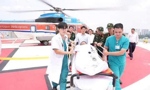 Trực thăng vượt biển đưa bệnh nhân nguy kịch từ nhà giàn về đất liền cấp cứu