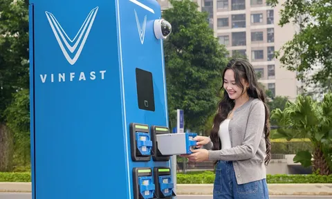 Người dùng yên tâm ‘bỏ xăng sang điện’ nhờ mạng lưới tủ đổi pin dày đặc và hậu mãi 5 sao của VinFast