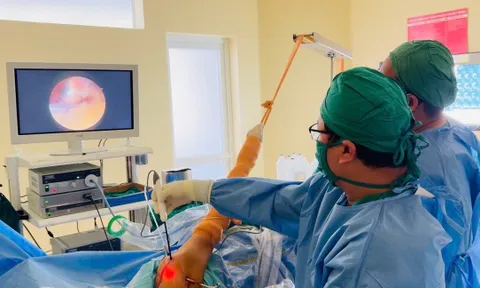 Đau vai kéo dài, người phụ nữ 58 tuổi phục hồi vận động nhờ nội soi khớp vai