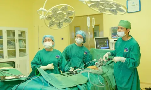 Đau bụng, bí tiểu, cô gái 26 tuổi phát hiện u buồng trứng khổng lồ