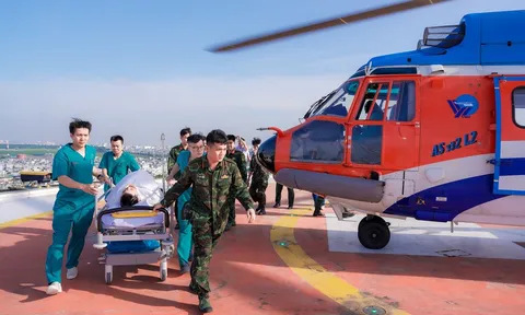Tận dụng ‘thời gian vàng’, trực thăng xuyên đêm đưa bệnh nhân sốc tủy từ đảo Sơn Ca về đất liền cấp cứu