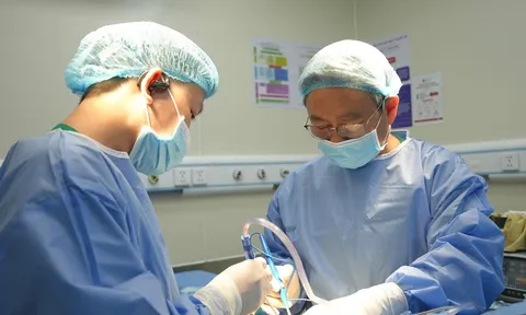 Lưỡi dao hơn 10cm cắm vào cổ, cắt một phần tủy sống người đàn ông