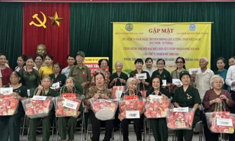 CLB Tình Người: Hơn 1.000 phần quà tri ân cựu thanh niên xung phong và gia đình chính sách