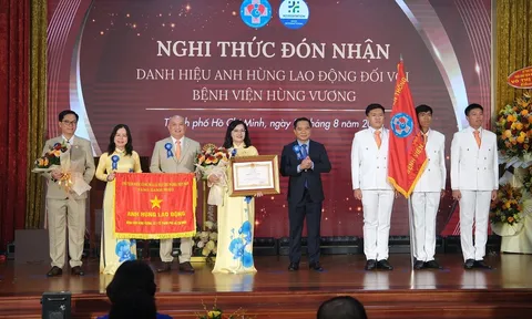 Bệnh viện Hùng Vương đón danh hiệu Anh hùng Lao động