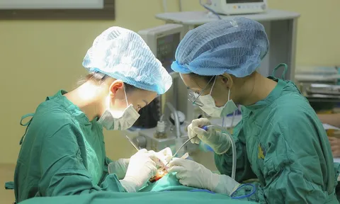 Chủ quan với lỗ nhỏ trước tai, cô gái nhiều lần bị áp xe