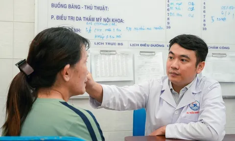 Lật mi nặng sau phẫu thuật thẩm mỹ, người phụ nữ suýt tổn thương giác mạc