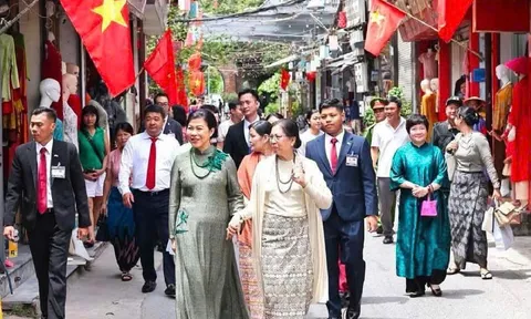 Nét đẹp văn hóa và tình hữu nghị bền chặt qua chuyến thăm làng lụa Vạn Phúc của các Phu nhân