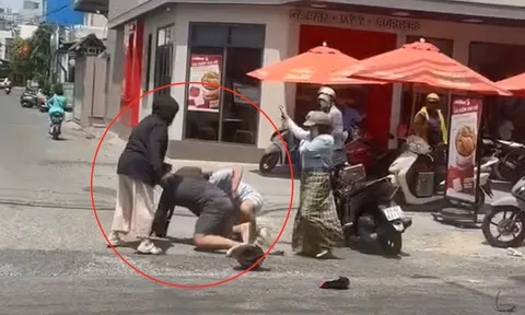 Nguyên nhân nhóm nam nữ đánh nhau giữa đường ở TPHCM, một người bất ngờ cầm vật lạ lao tới