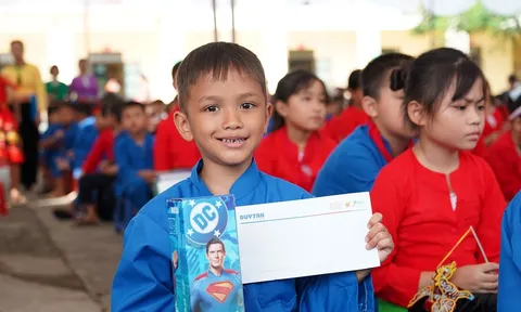 ‘Mùa Trăng Vẹn Tròn’ đến với trẻ em và người dân Tân Lạc