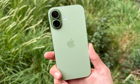 Bảng giá xăng dầu Petrolimex sau điều chỉnh chiều nay, xăng E10 xa mốc 30.000 đồng, iPhone 17 có đáng mua