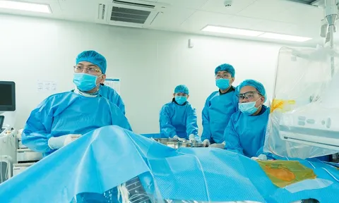 Cụ ông 80 tuổi suy thận được can thiệp mạch bằng khí CO₂