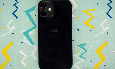 Đây là iPhone Mini rẻ nhất Việt Nam, có 5G, màn OLED xịn, không quá thua iPhone 17 mới