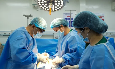 Trì hoãn điều trị nhiều năm, u buồng trứng phát triển khổng lồ