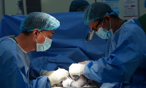 Bé trai 4 tuổi bị tấm đá bàn thờ đè gần đứt lìa chân